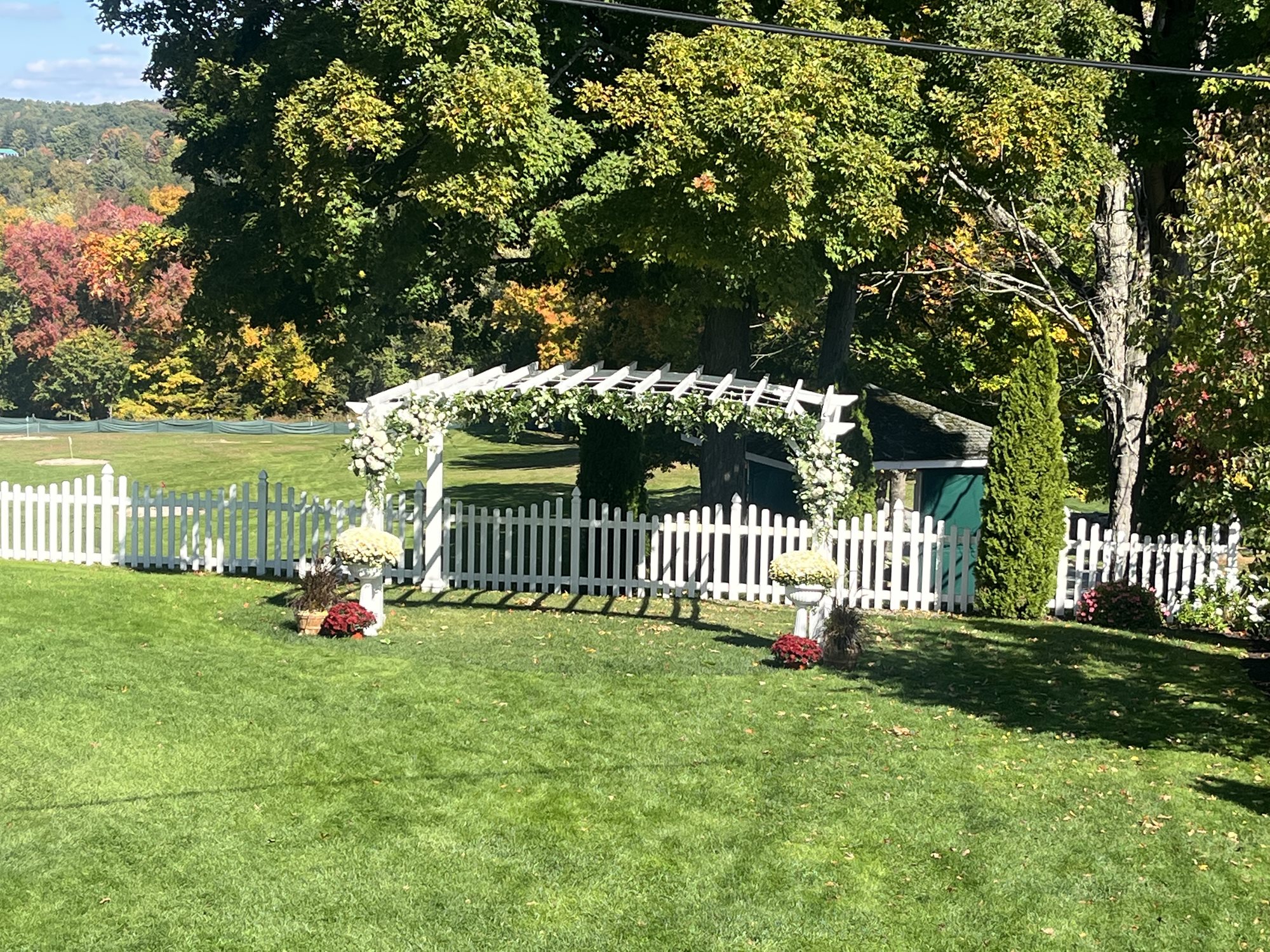 Pergola_with_real_florals_and_GHCC_Mums