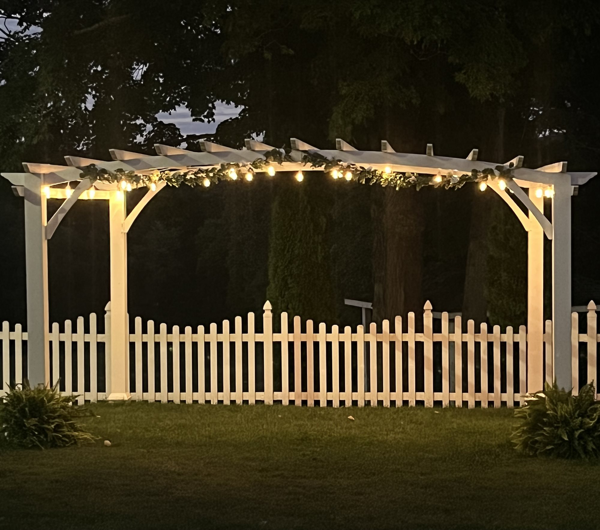 Pergola_with_silk_eucalyptus_and_GHCC_ferns